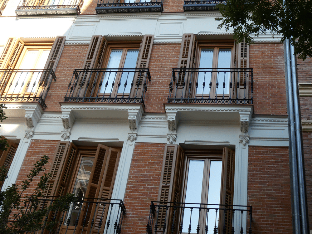 REHABILITACIÓN DE FACHADAS EN MADRID 3 detalle de fachada rehabilitada con balcones en Madrid