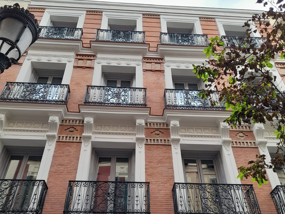REHABILITACIÓN DE FACHADAS EN MADRID 5 fachada restaurada en edificio urbano en Madrid