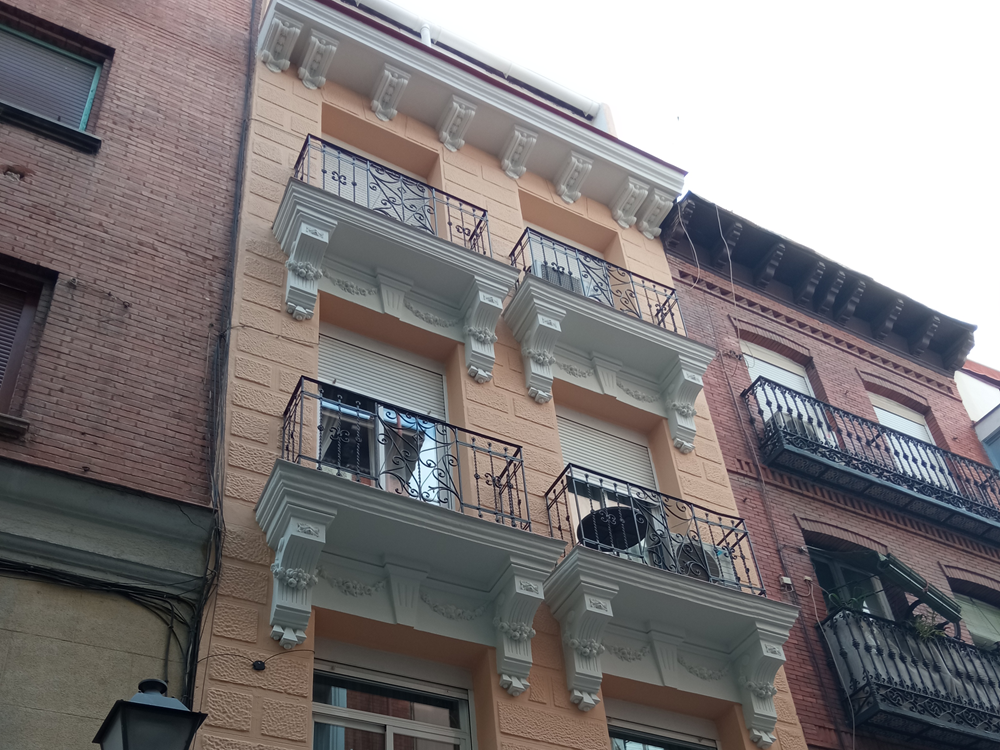 Restauracion fachadas Madrid 16 restauración de fachada con balcones y elementos ornamentales en Madrid