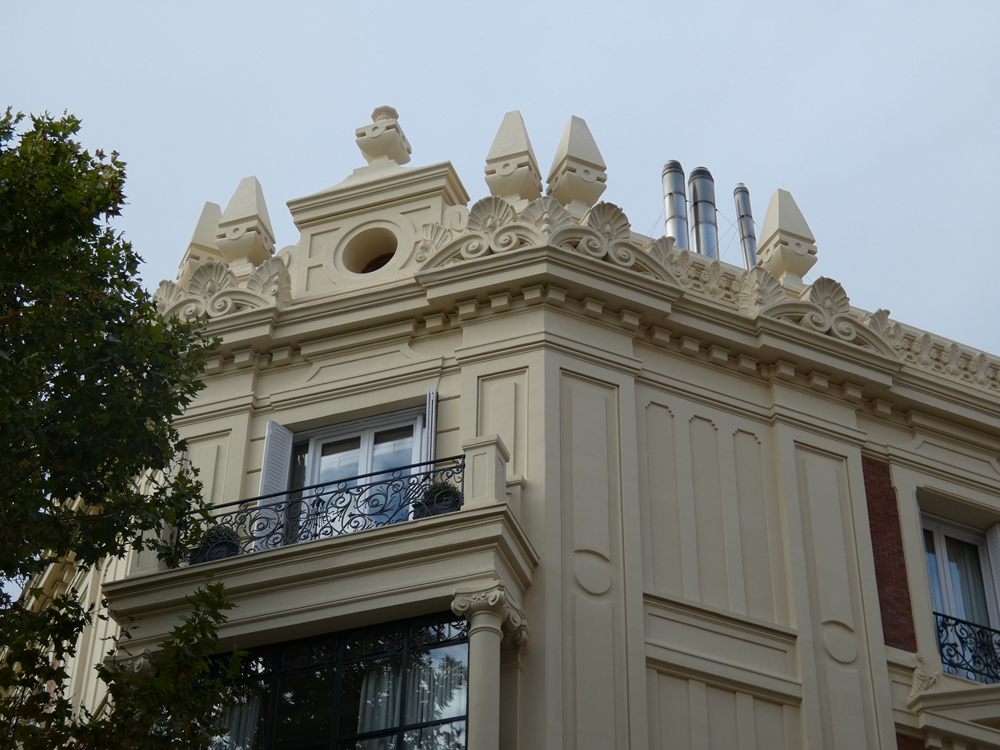 Restauracion fachadas Madrid 2 detalle arquitectónico restaurado en fachada en Madrid