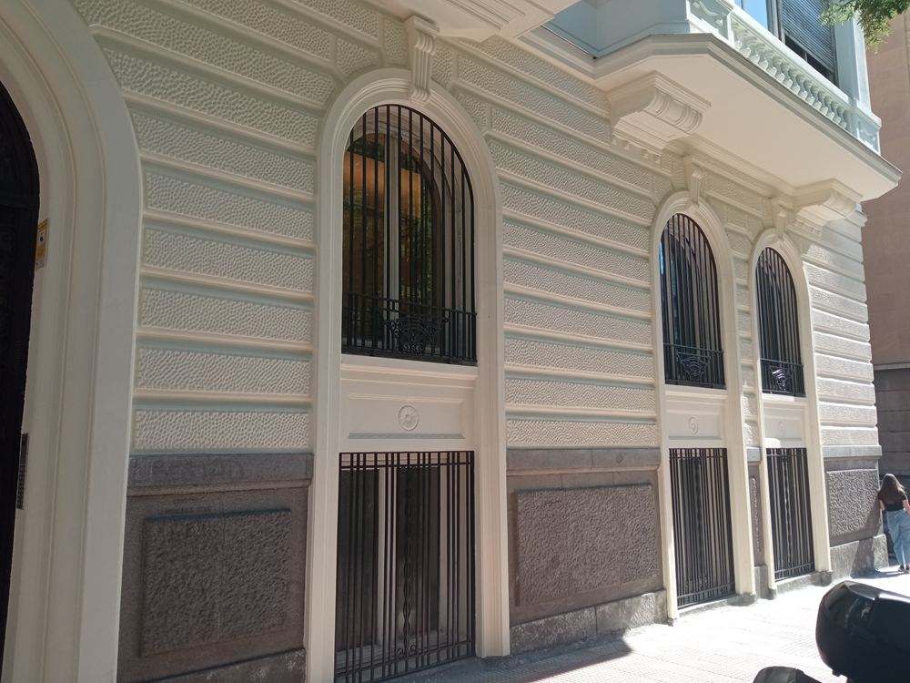 Restauracion fachadas Madrid rehabilitación de fachada clásica con molduras en edificio en Madrid