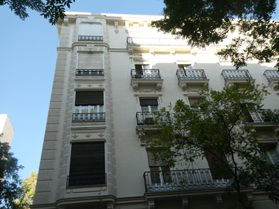 P1100530 Edificio residencial rehabilitado en Madrid con fachada clásica y balcones restaurados