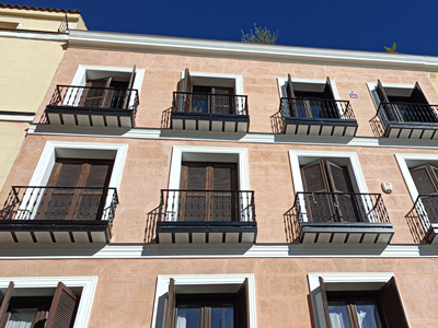 ZO27 DESPUES 2 Edificio residencial rehabilitado en Madrid con fachada de ladrillo y balcones restaurados