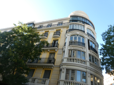 restauracion de edificio en centro fde madrid Edificio histórico rehabilitado en Madrid con fachada curva y elementos decorativos