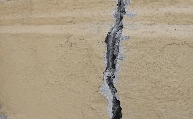 Edificio en Madrid con grietas en fachadas